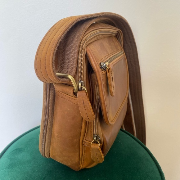 DISTRESSED UNISEX LEATHER CROSSBODY BAG BY ROMA LEATHERS - Picture 3 of 8